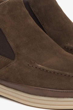 Dunkelbraune Herren-Chelsea-Boots aus Veloursleder zum Hineinschlüpfen von Estro – Details.