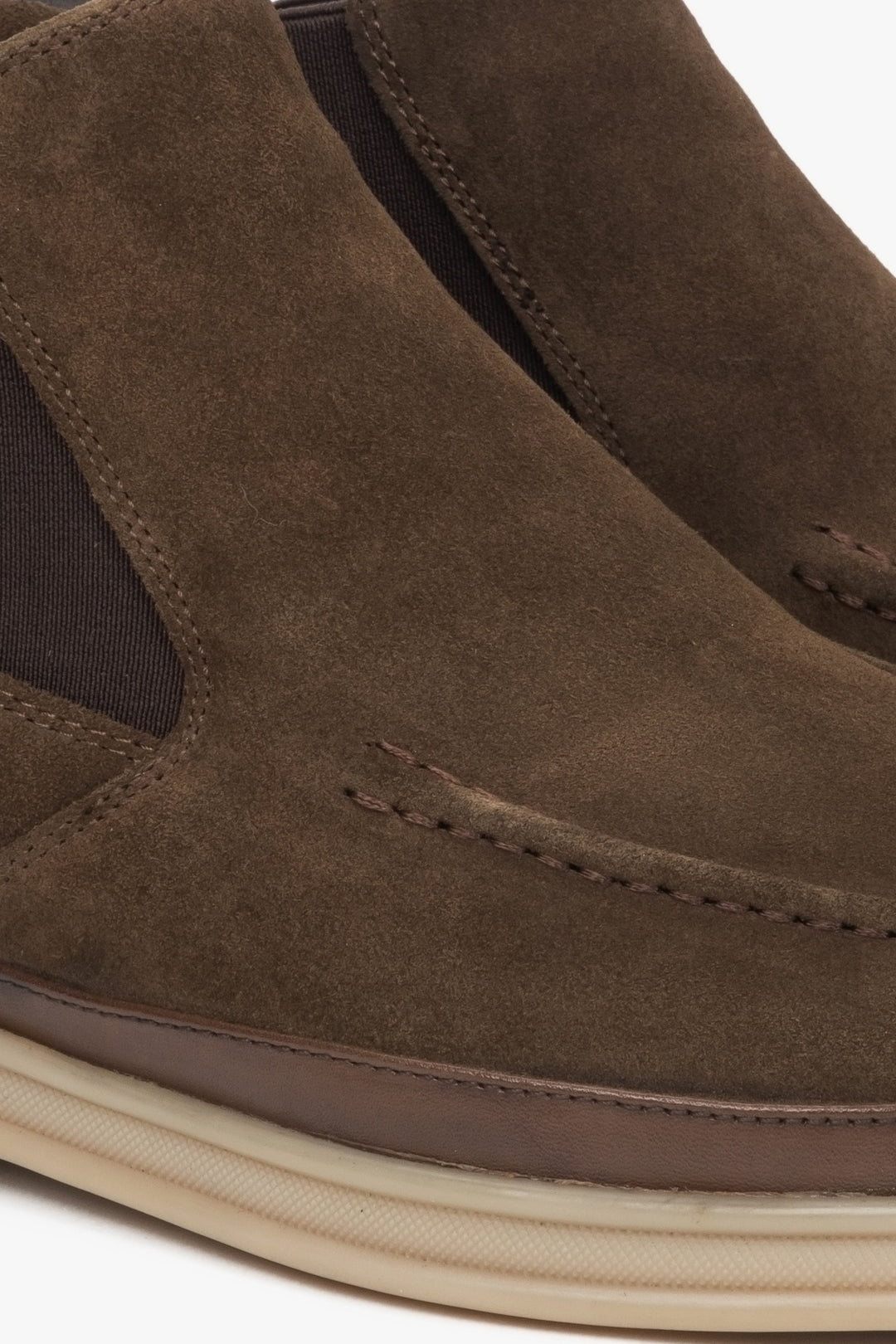 Dunkelbraune Herren-Chelsea-Boots aus Veloursleder zum Hineinschlüpfen von Estro – Details.