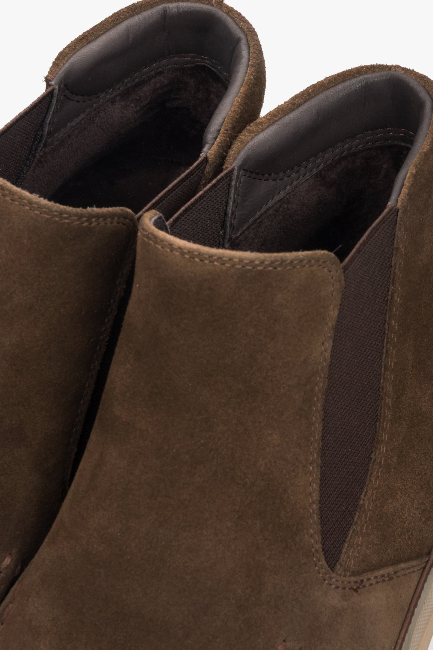 Estro dunkelbraune Herren-Chelsea-Boots aus Naturvelours zum Hineinschlüpfen – Nahaufnahme des Zehenbereichs.