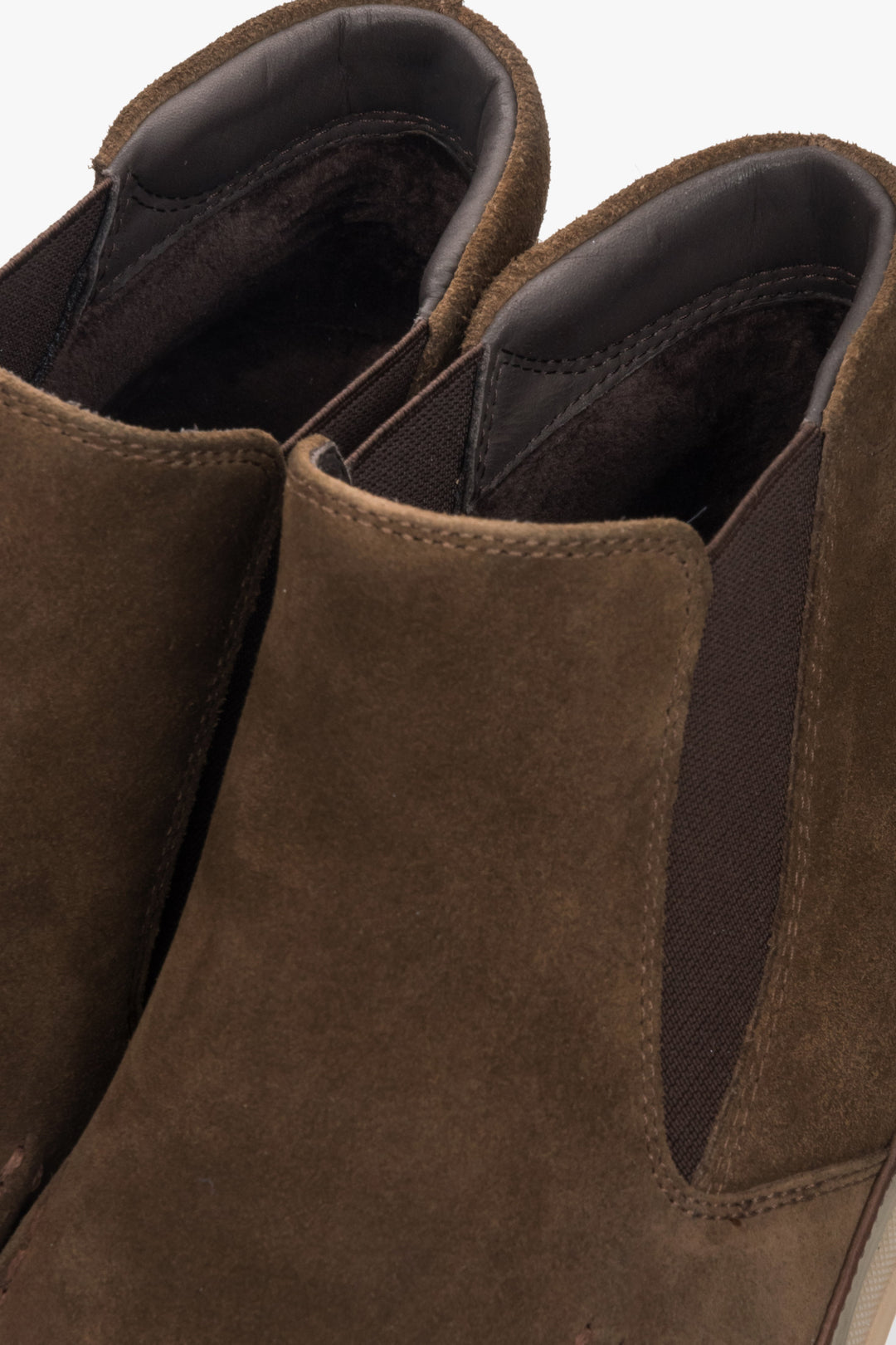 Estro dunkelbraune Herren-Chelsea-Boots aus Naturvelours zum Hineinschlüpfen – Nahaufnahme des Zehenbereichs.