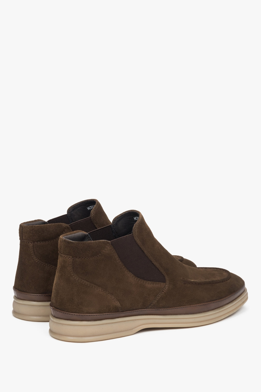 Estro dunkelbraune Herren-Chelsea-Boots aus Naturvelours – Nahaufnahme von Ferse und Seitenlinie.