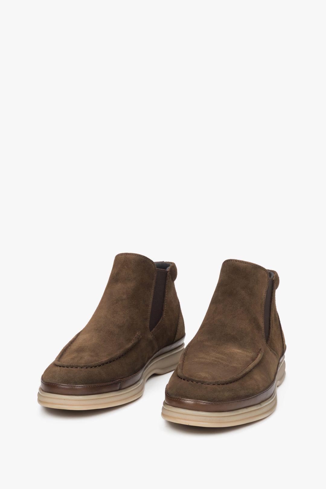 Dunkelbraune Velours-Herren-Chelsea-Boots zum Hineinschlüpfen von Estro – Nahaufnahme der Zehenpartie.