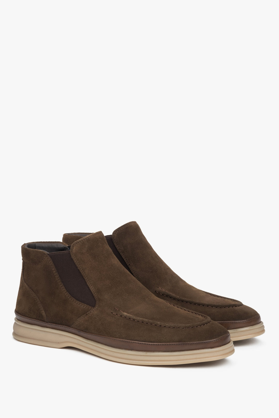 Dunkelbraune Herren-Chelsea-Boots zum Hineinschlüpfen aus Naturvelours von Estro – Nahaufnahme der Seitenlinie und Zehenpartie.