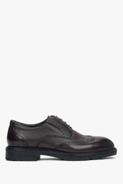 Profilansicht des dunkelbraunen Herren-Halbschuhs im Brogue-Stil.