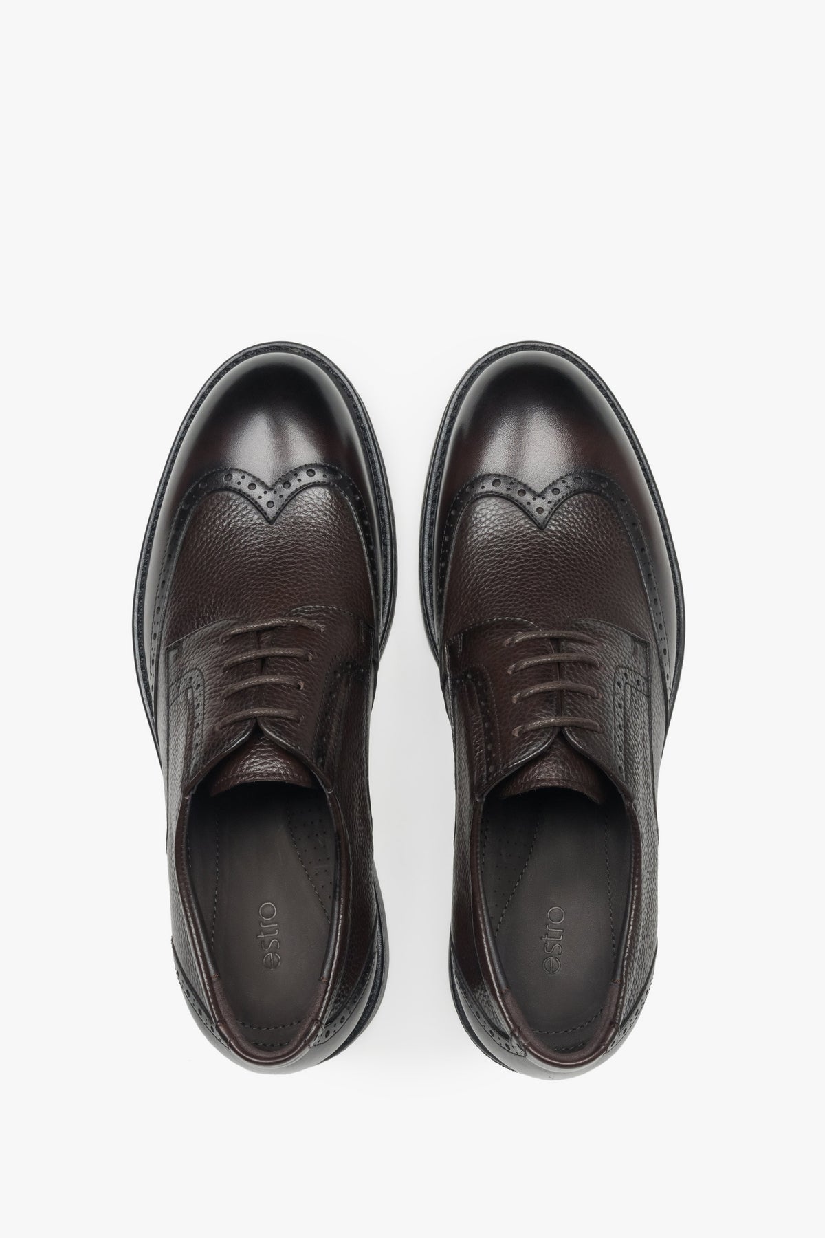 Draufsicht auf das Paar dunkelbrauner Brogues von Estro.