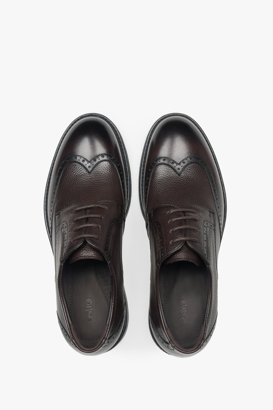 Draufsicht auf das Paar dunkelbrauner Brogues von Estro.