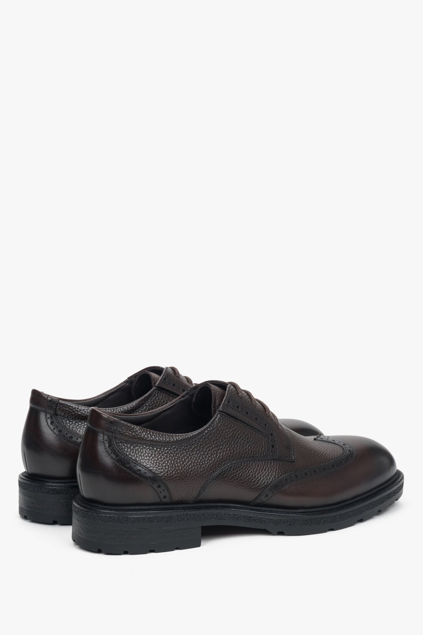 Andere schräge Ansicht der dunkelbraunen Herren-Schnürschuhe.