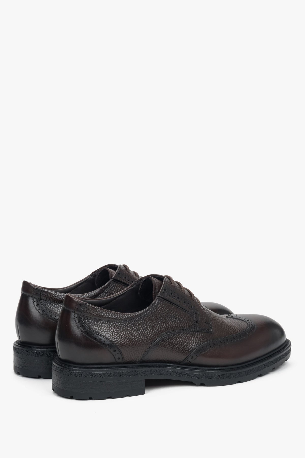 Andere schräge Ansicht der dunkelbraunen Herren-Schnürschuhe.