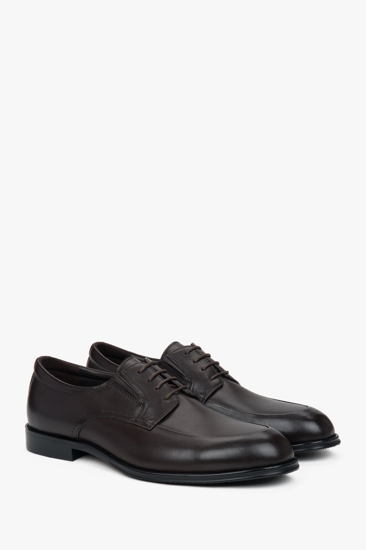 Schräge Ansicht der eleganten dunkelbraunen Leder-Halbschuhe.
