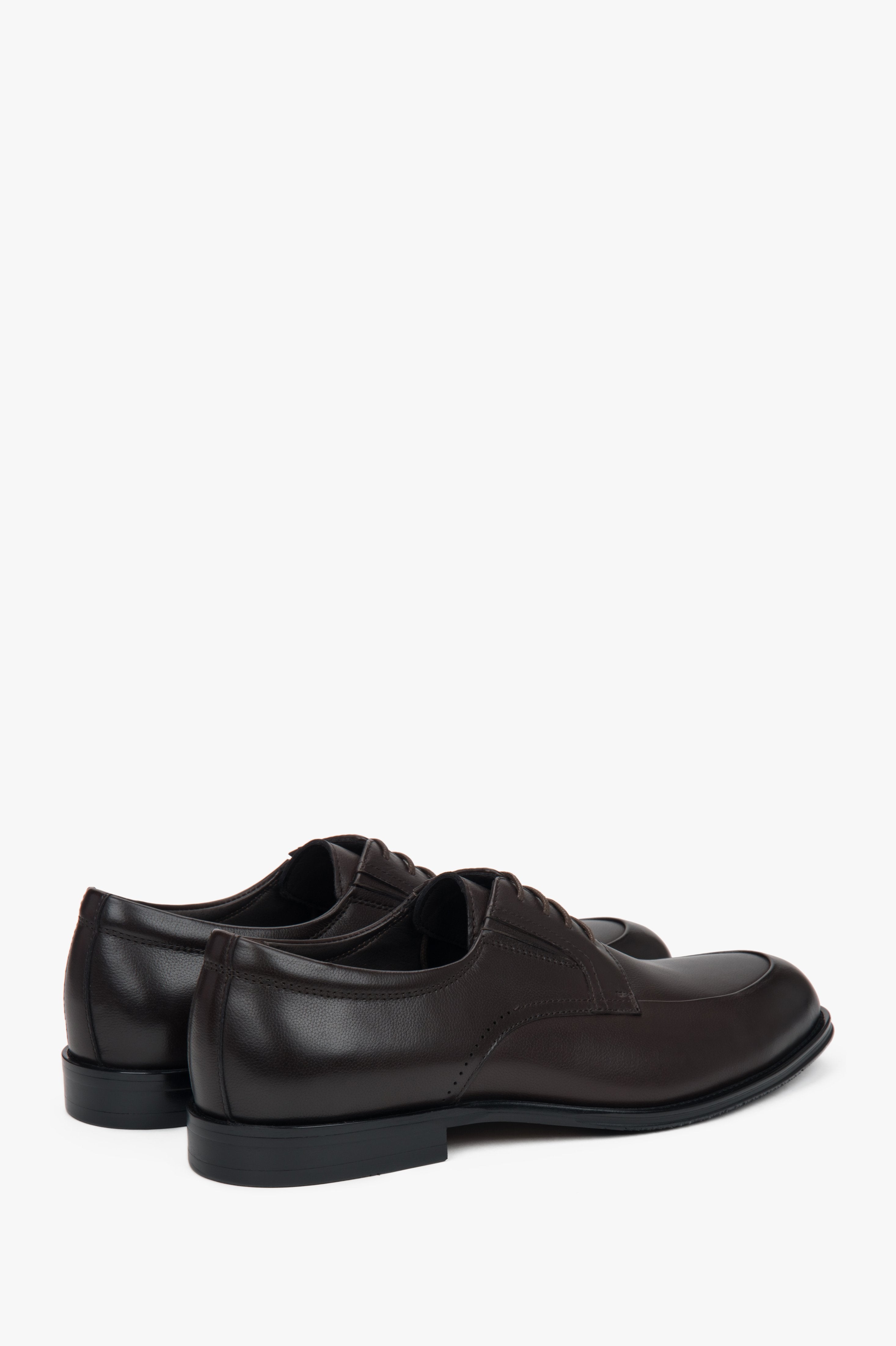 Andere schräge Ansicht der dunkelbraunen Herren-Schnürschuhe.