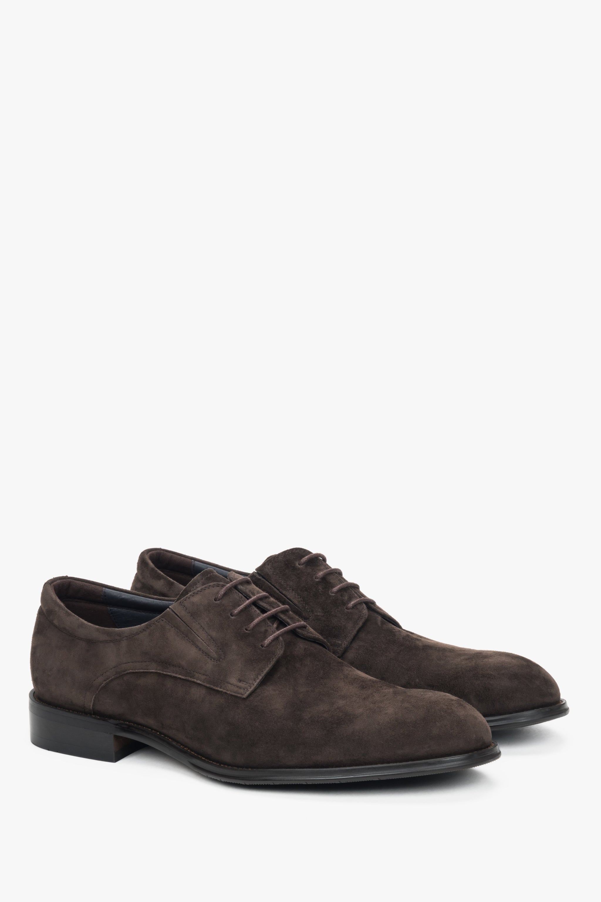 Schräge Ansicht der dunkelbraunen Herren-Halbschuhe im Derby-Stil aus weichem Veloursleder.