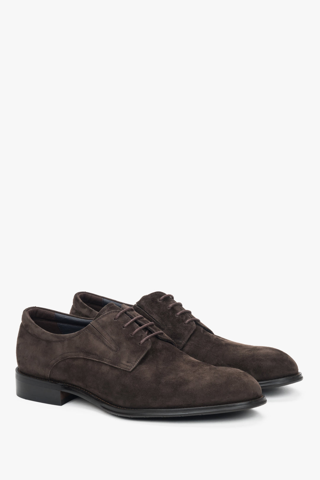 Schräge Ansicht der dunkelbraunen Herren-Halbschuhe im Derby-Stil aus weichem Veloursleder.