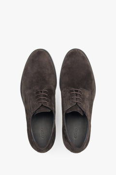Draufsicht auf das Paar dunkelbrauner Derby-Halbschuhe von Estro.