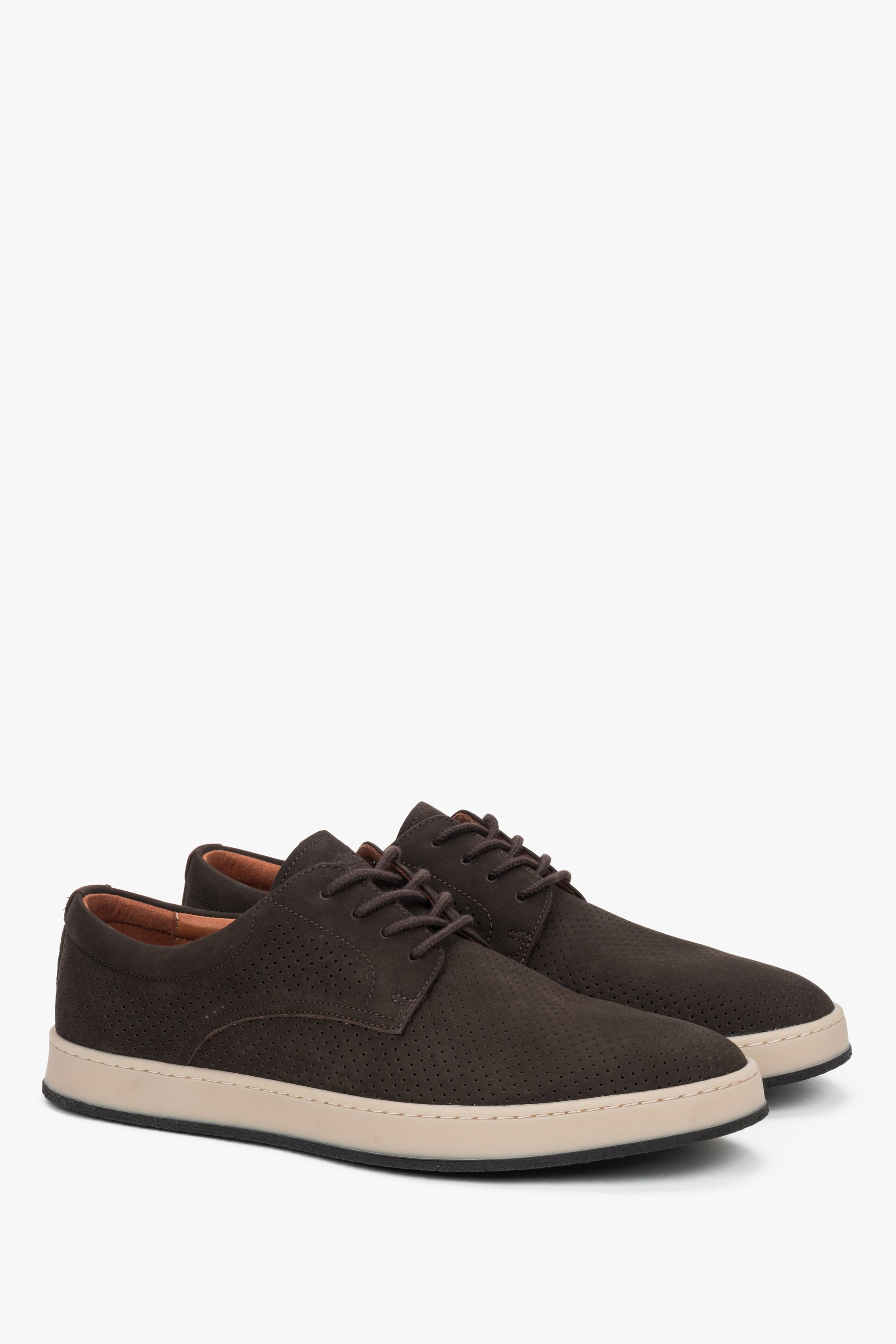 Schräge Seitenansicht der dunkelbraunen Herren-Halbschuhe aus perforiertem Nubukleder.