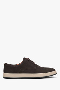 Flaches Seitenprofil der braunen Herren-Sommerschuhe mit dekorativer Perforation.