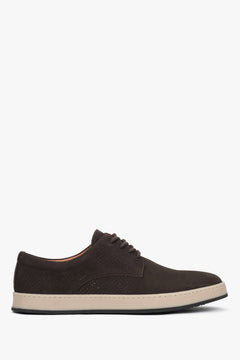 Flaches Seitenprofil der braunen Herren-Sommerschuhe mit dekorativer Perforation.
