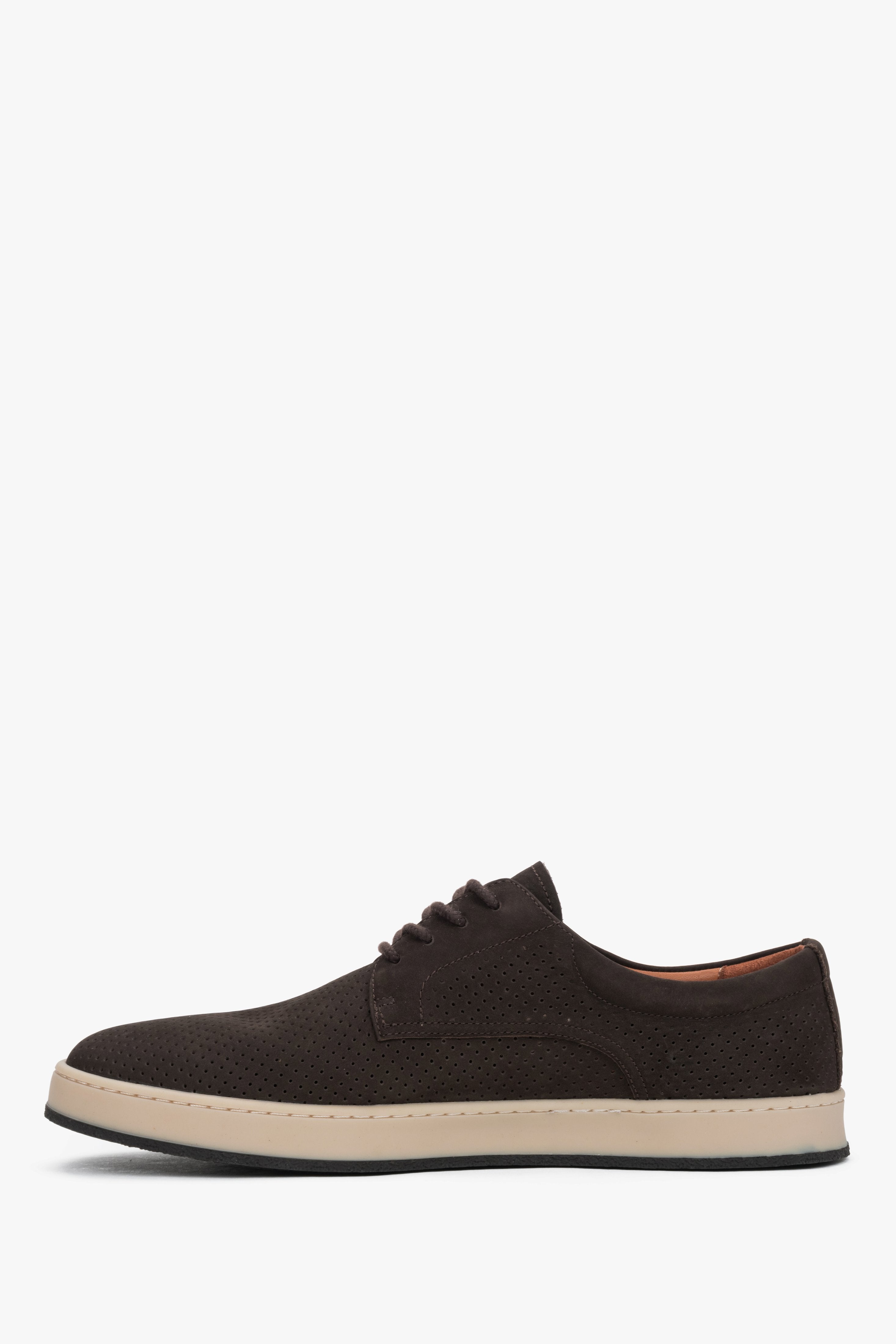 Linkes Seitenprofil der eleganten Herren-Halbschuhe aus dunkelbraunem Natur-Nubuk.