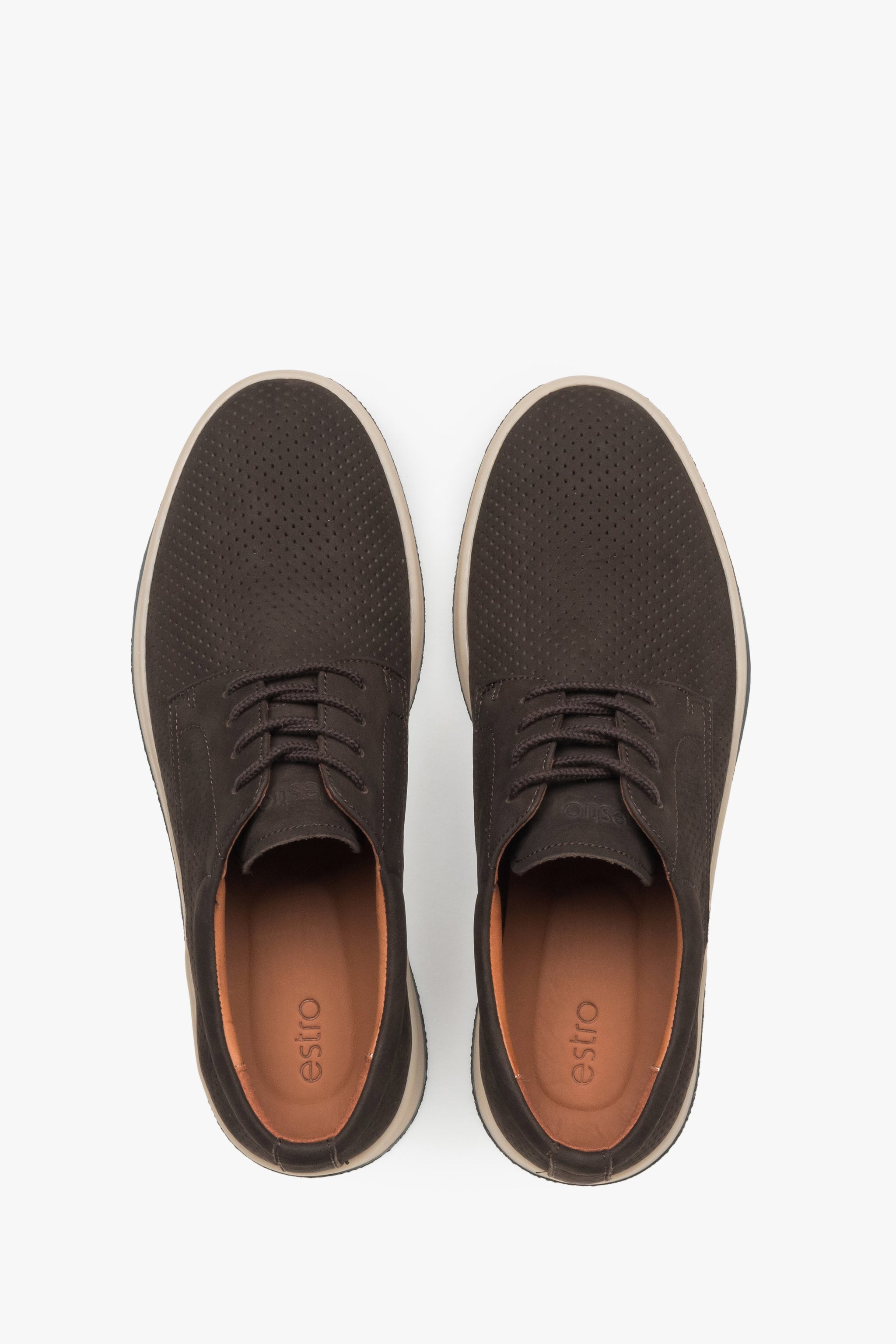 Draufsicht auf das Paar dunkelbrauner Herren-Halbschuhe mit klassischer Schnürung.