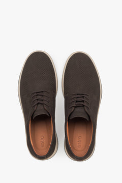 Draufsicht auf das Paar dunkelbrauner Herren-Halbschuhe mit klassischer Schnürung.