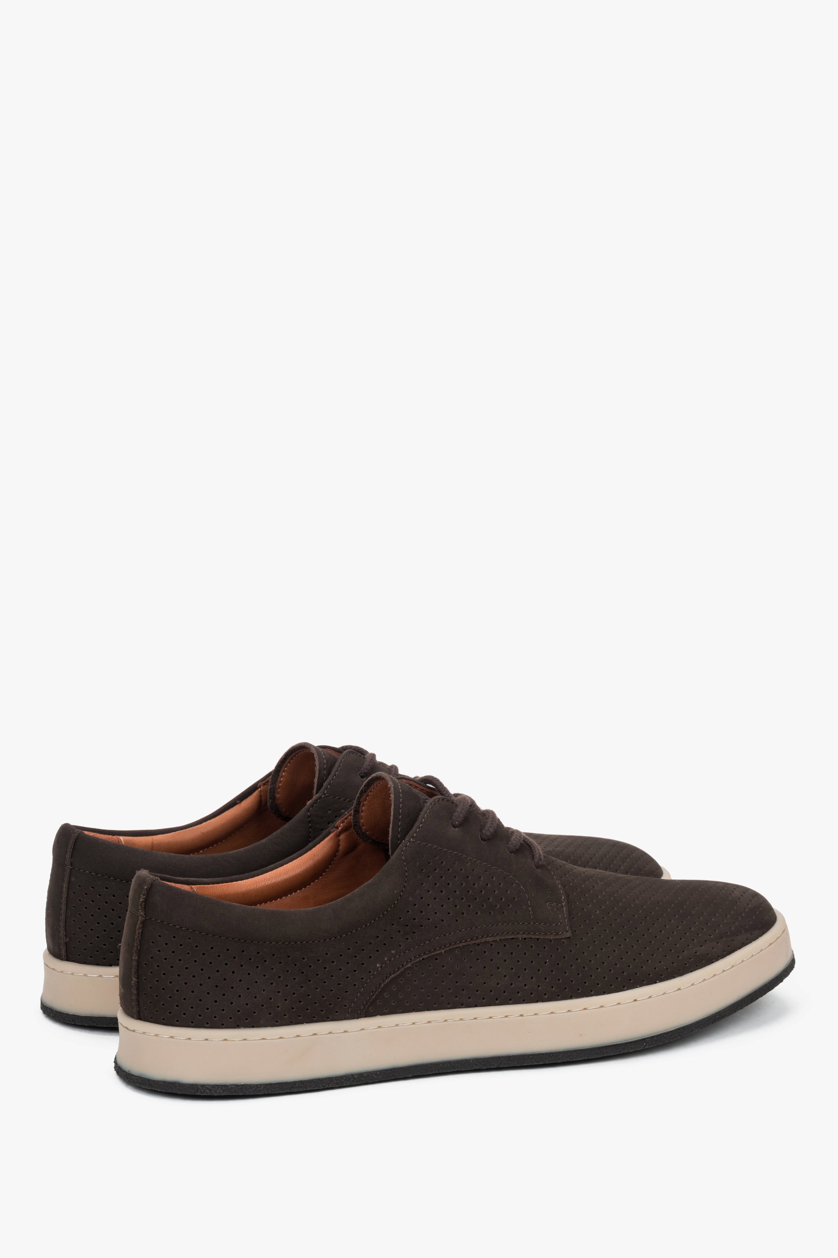 Rückansicht der flachen dunkelbraunen Herren-Halbschuhe von Estro für den Sommer.