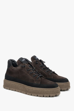 Frontale Schrägansicht des Paares dunkelbrauner High-Top-Sneaker auf hellem Hintergrund