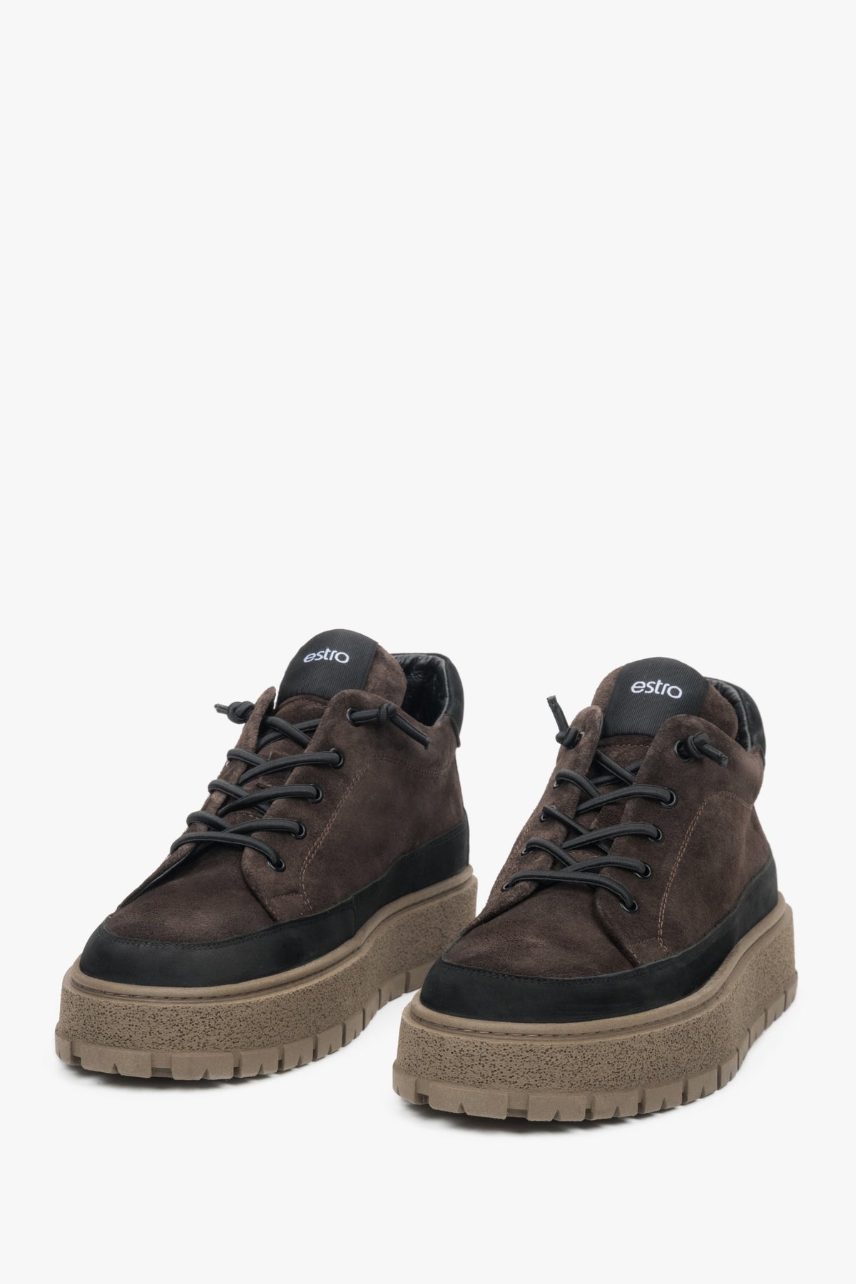 Perspektivische Ansicht der geschnürten dunkelbraunen Herren-Sneaker von schräg vorne
