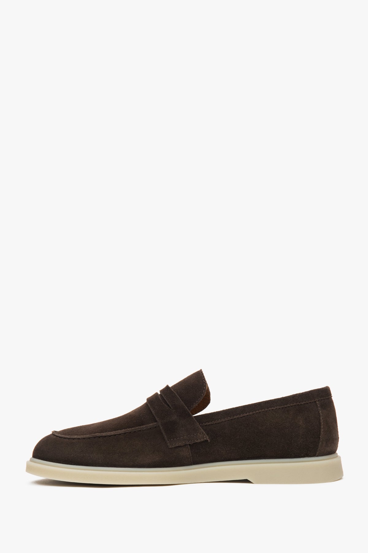 Luxus-Herren-Loafer von Estro in einem tiefen Braunton, gefertigt aus hochwertigem italienischem Naturveloursleder.