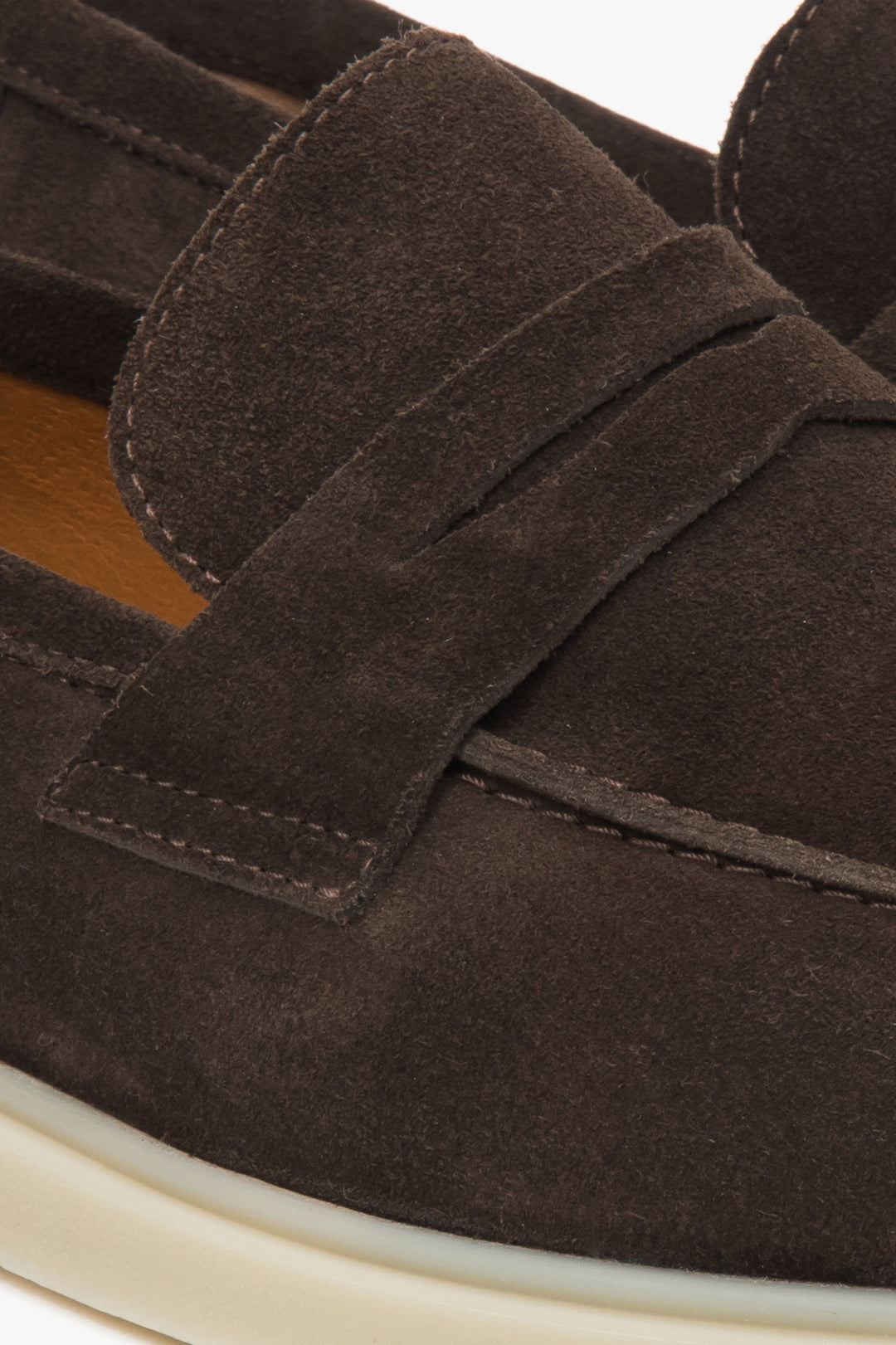 Herren-Loafer von Estro in einem tiefen Braunton – Nahaufnahme der Details.