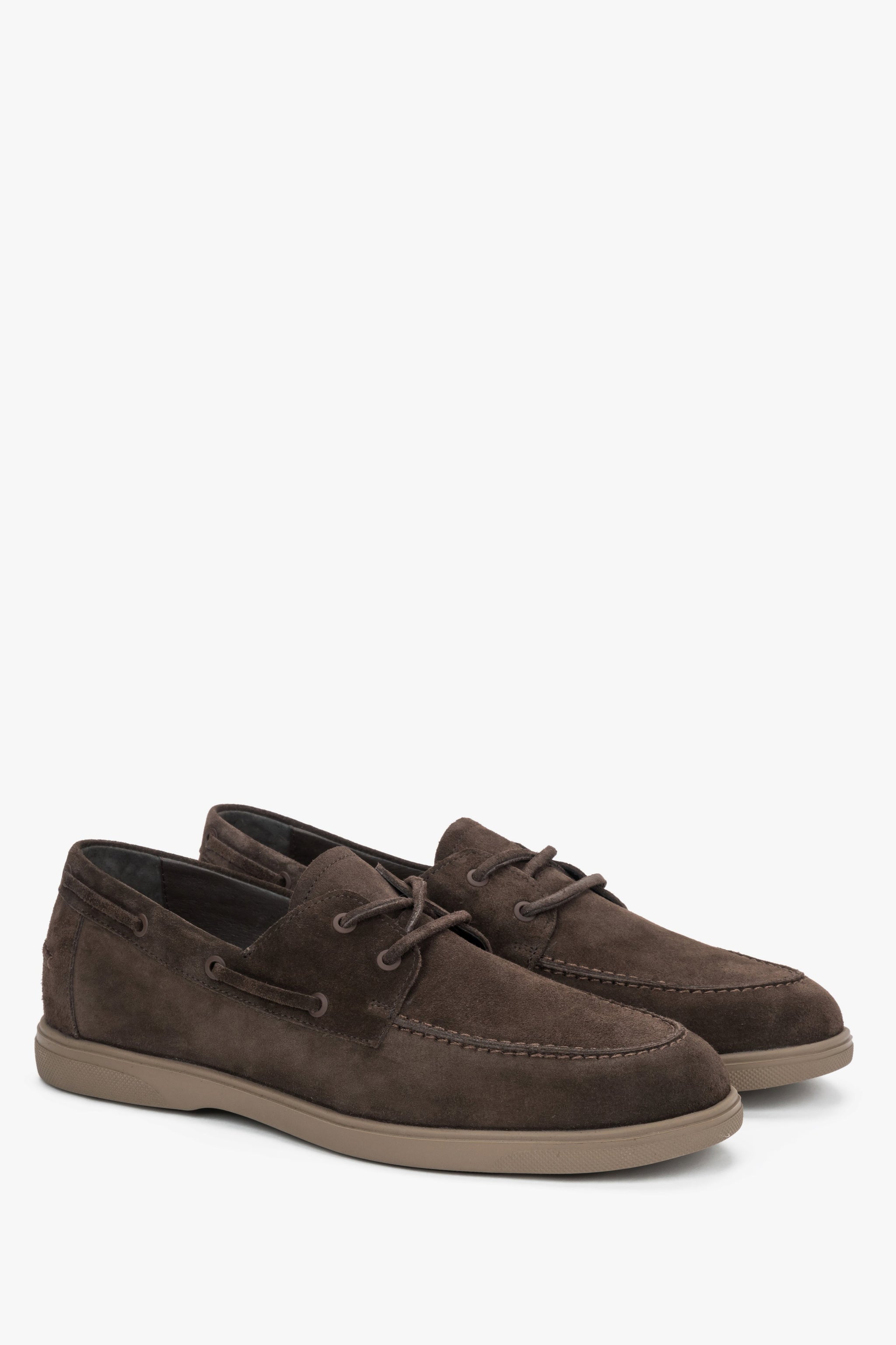 Schräge Seitenansicht der dunkelbraunen Herren-Loafer im Bootsschuh-Stil aus Premium-Velours.