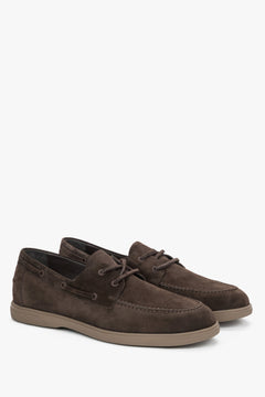 Schräge Seitenansicht der dunkelbraunen Herren-Loafer im Bootsschuh-Stil aus Premium-Velours.