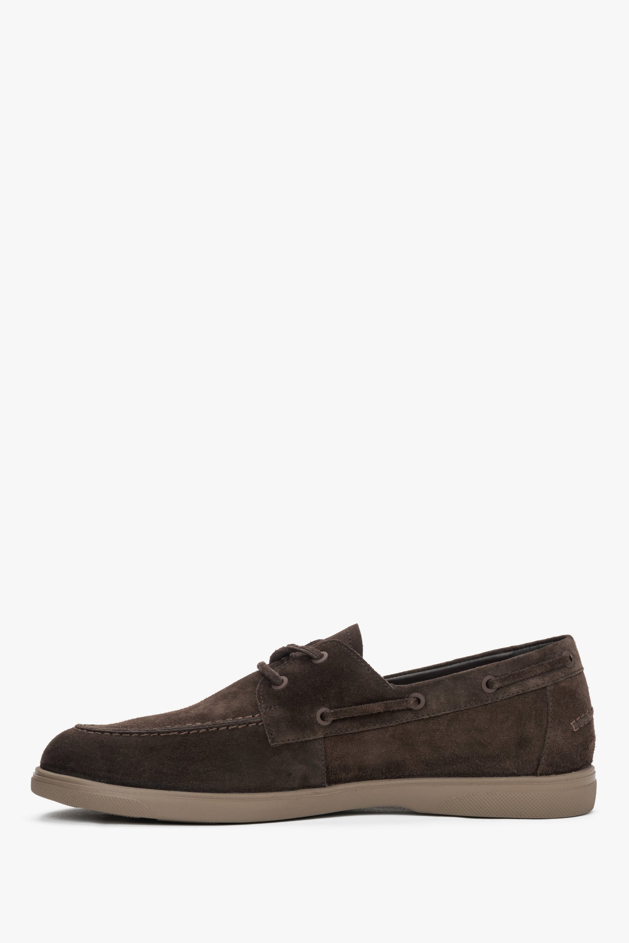 Linke Seitenansicht der dunkelbraunen Herren-Schlupfschuhe mit dekorativer Schnürung.