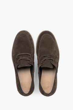 Draufsicht auf das Paar dunkelbrauner Herren-Loafer im Bootsschuh-Design.