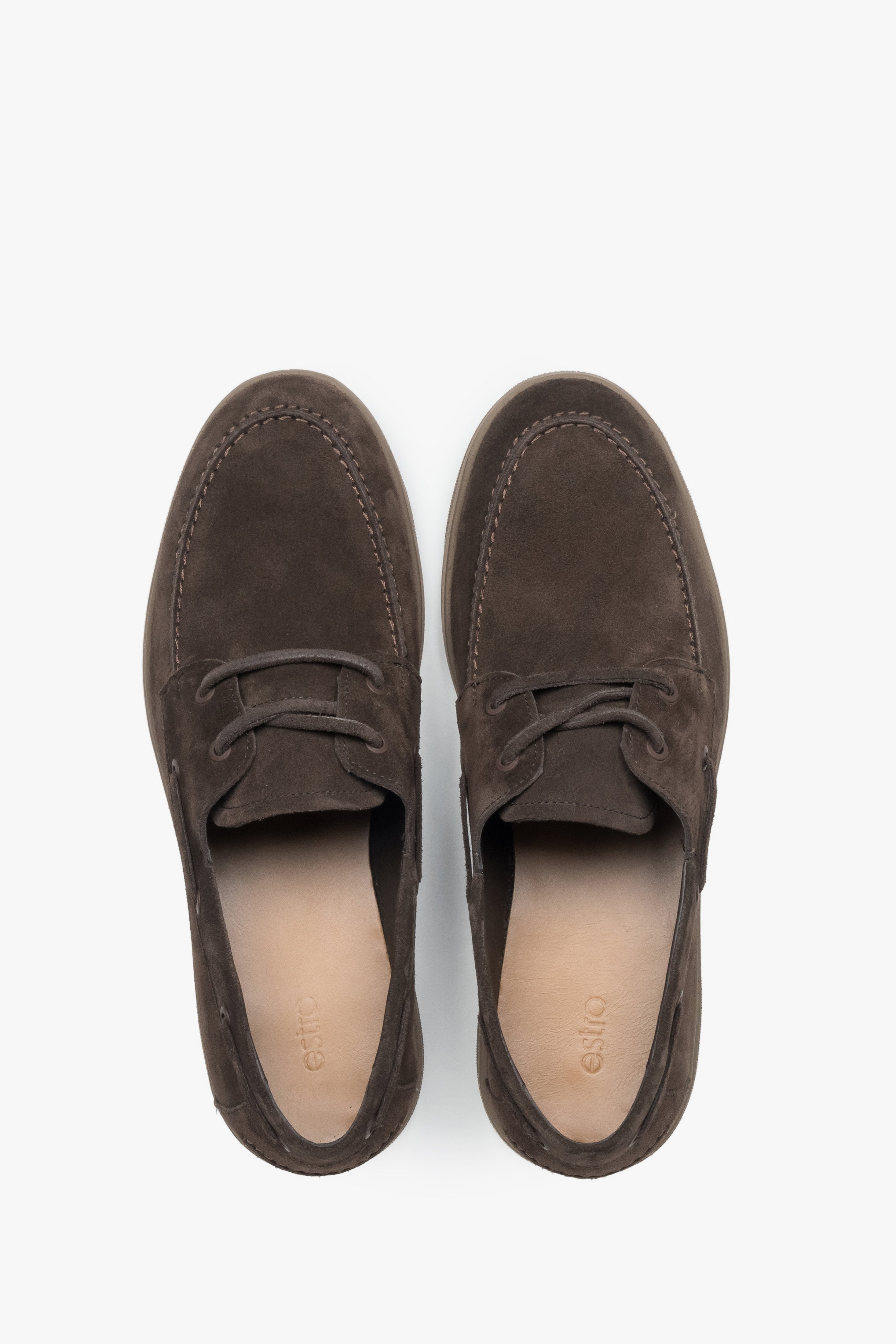 Draufsicht auf das Paar dunkelbrauner Herren-Loafer im Bootsschuh-Design.
