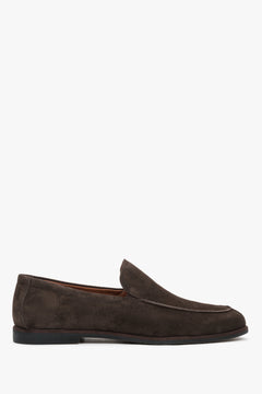 Flaches Seitenprofil der dunkelbraunen Velours-Loafer mit dekorativen Nähten.