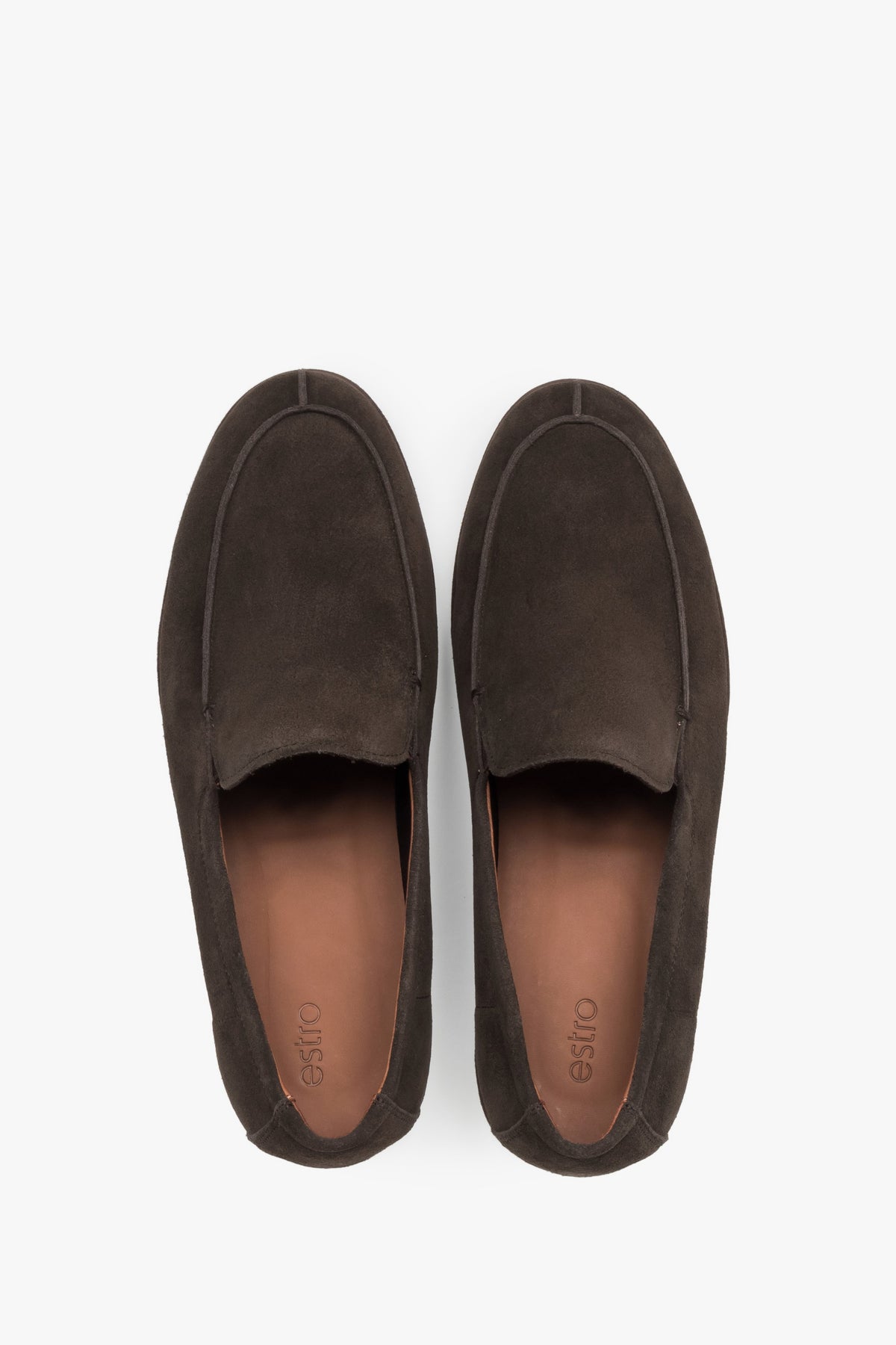 Draufsicht auf das Paar dunkelbrauner Herren-Loafer aus weichem Naturvelours.