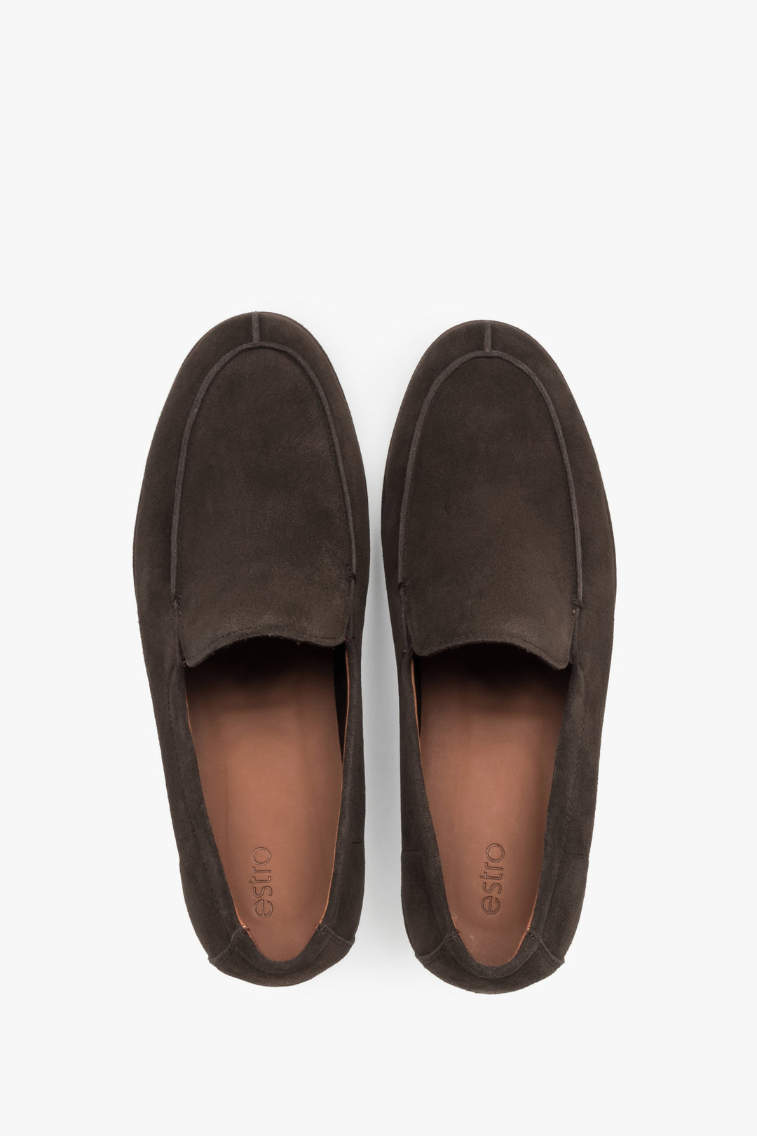 Draufsicht auf das Paar dunkelbrauner Herren-Loafer aus weichem Naturvelours.