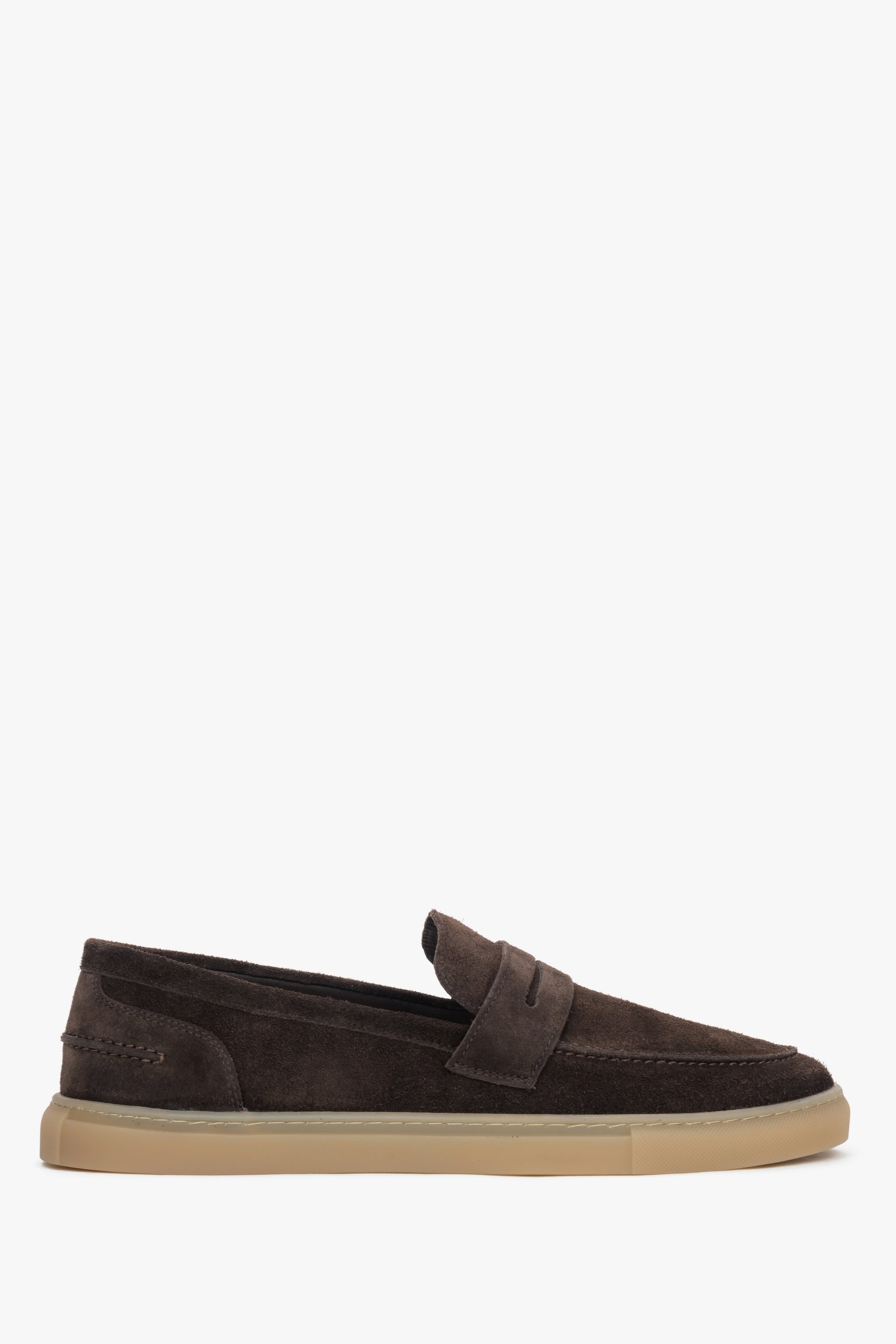 Flache Seitenansicht der dunkelbraunen Herren-Loafer aus italienischem Premium-Velours.
