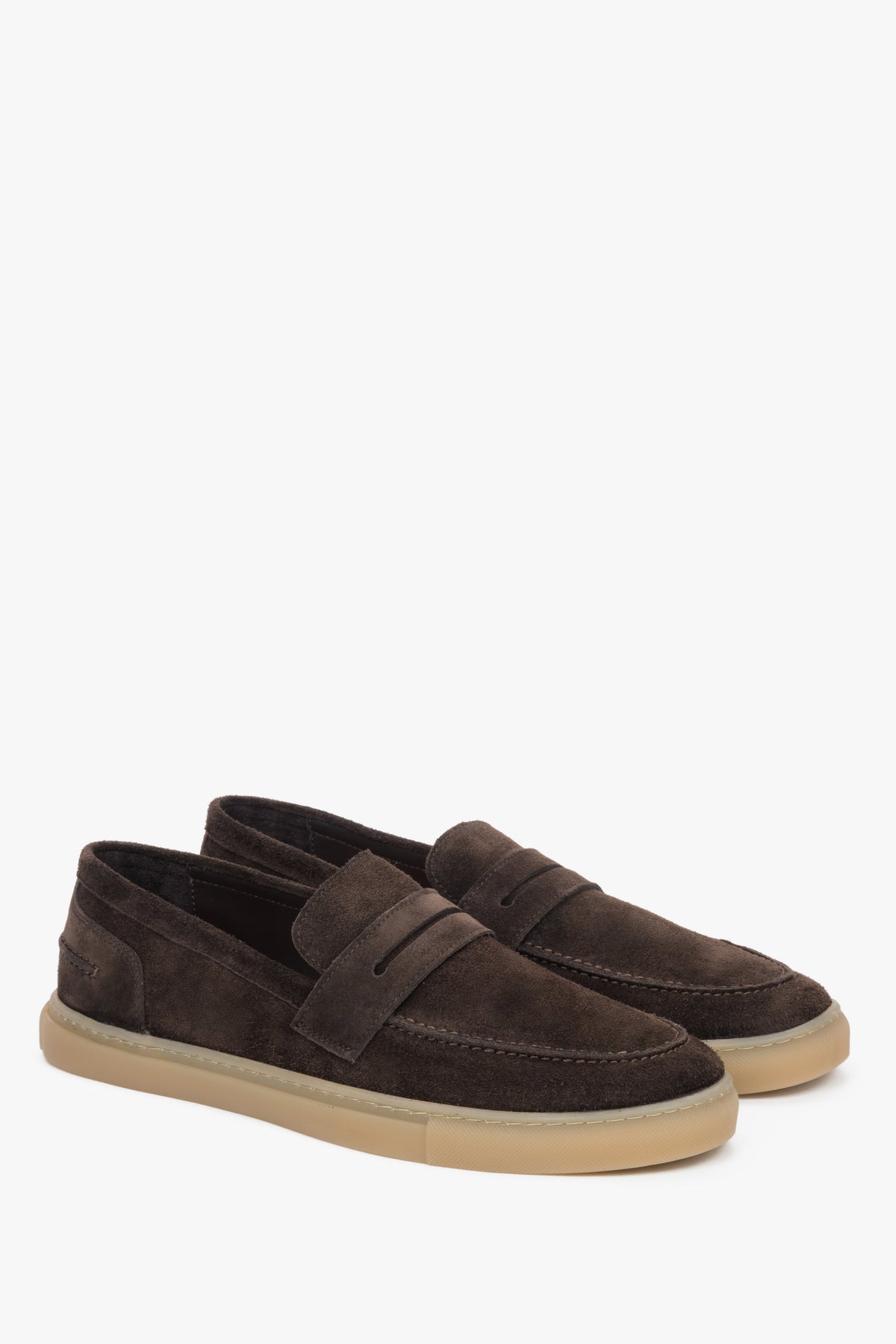 Schräge Ansicht der eleganten Schlupfschuhe für Herren mit markanten, erhabenen Nähten.
