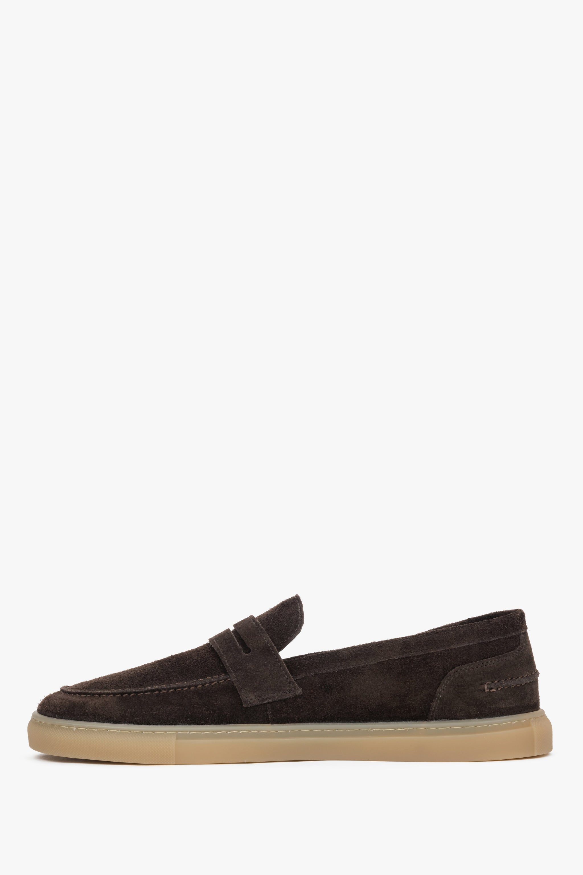 Profilansicht des bequemen dunkelbraunen Loafers mit elastischer TPS-Sohle.