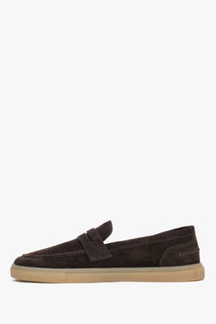 Profilansicht des bequemen dunkelbraunen Loafers mit elastischer TPS-Sohle.