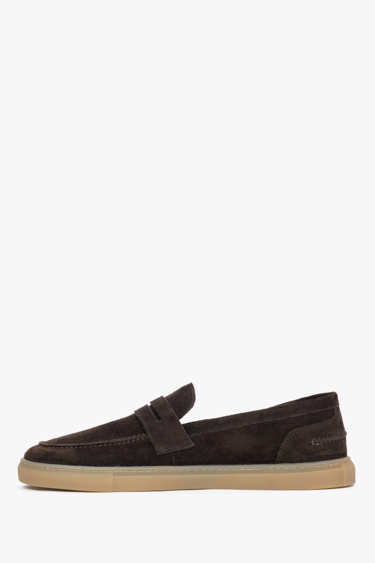 Profilansicht des bequemen dunkelbraunen Loafers mit elastischer TPS-Sohle.