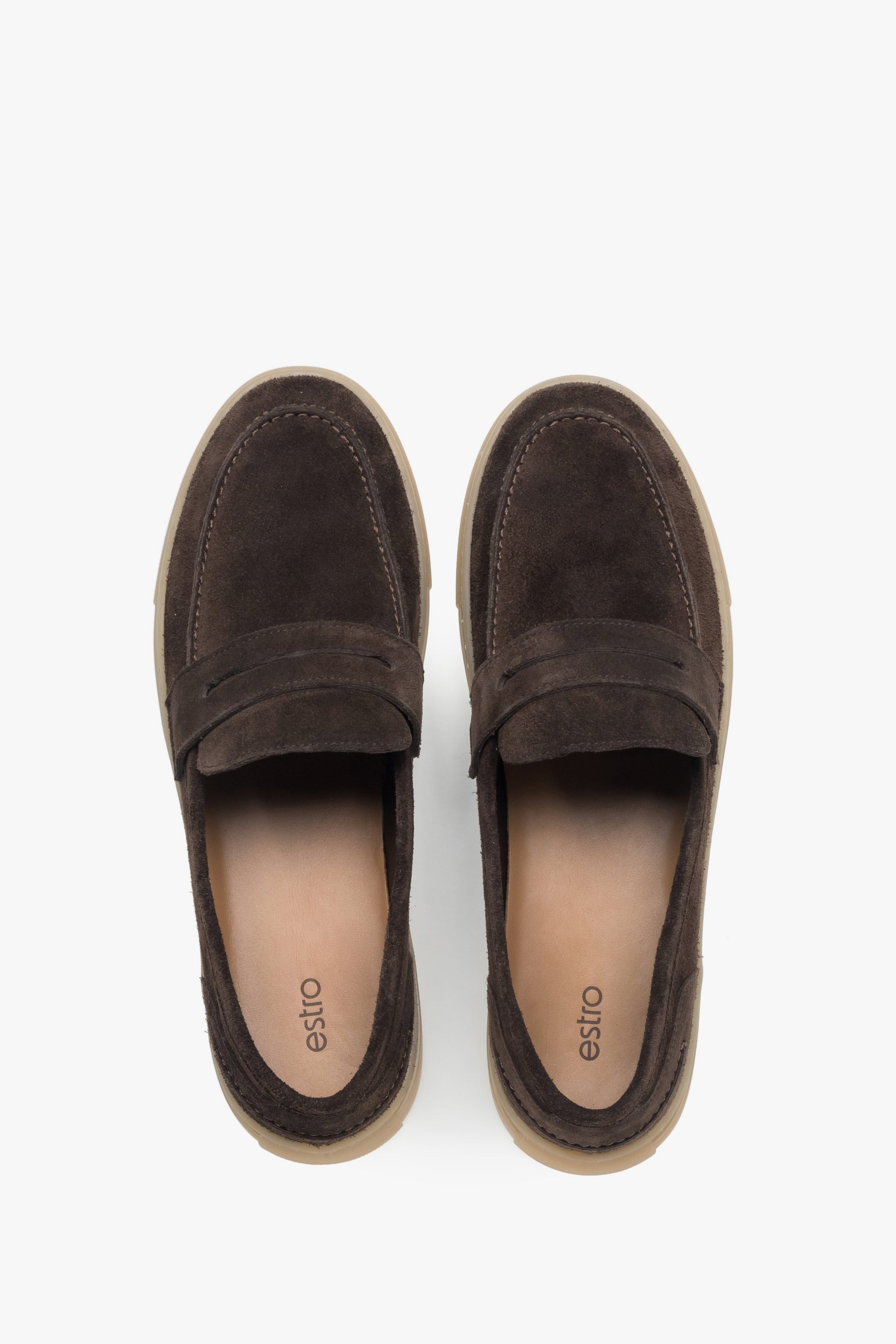 Draufsicht auf das Paar, die das bequeme Slip-On-Design und die Echtleder-Innensohle zeigt.