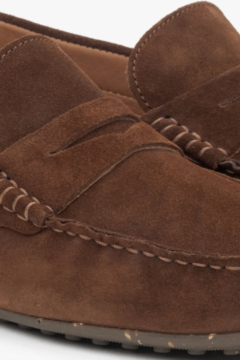 Dunkelbraune Mokassins für Herren aus Velours – Detailansicht von Nähten, Materialstruktur und Fersenkappe.