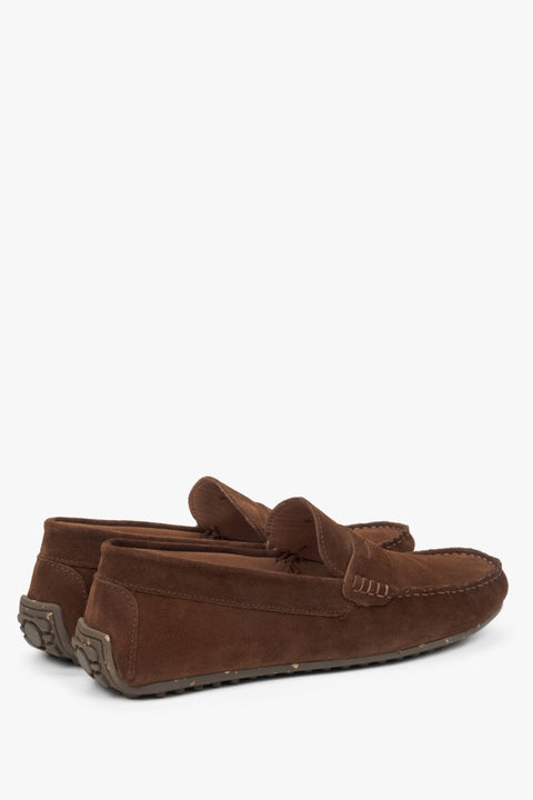 Herrenslipper von Estro aus natürlichem dunkelbraunem Velours.