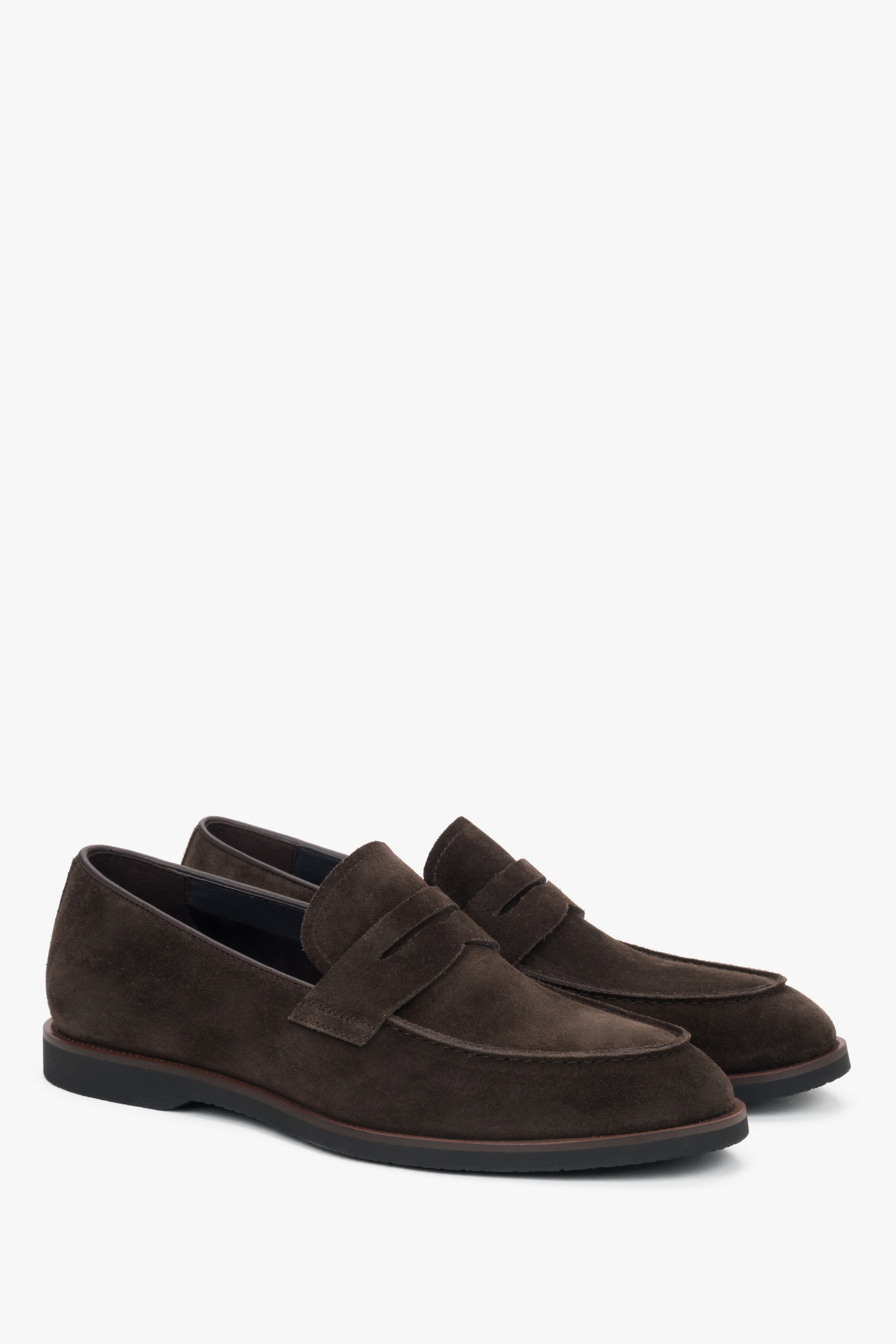Schräge Ansicht der eleganten dunkelbraunen Loafer für Herren.