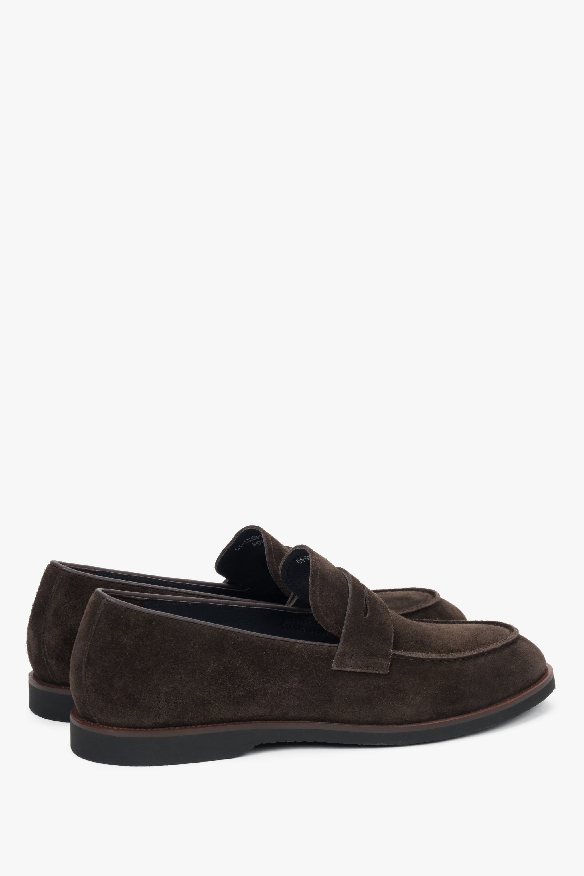Andere schräge Ansicht des dunkelbraunen Herren-Loafers.