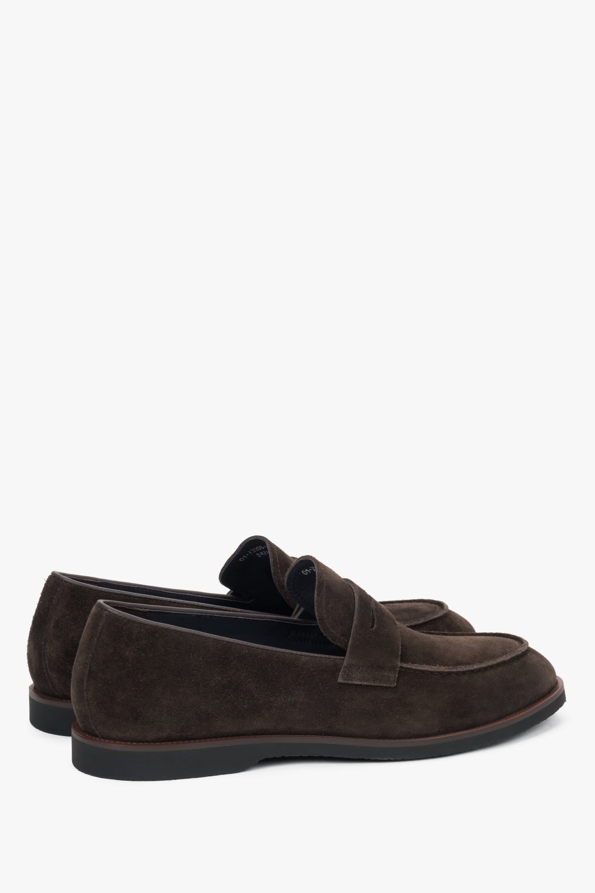 Andere schräge Ansicht des dunkelbraunen Herren-Loafers.