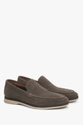 Dunkelbraune Herren-Mokassins von Estro aus hochwertigem Veloursleder, elegant und bequem.