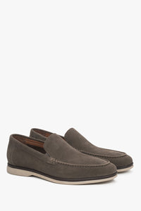 Dunkelbraune Herren-Mokassins von Estro aus hochwertigem Veloursleder, elegant und bequem.