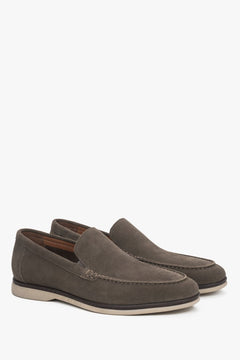 Dunkelbraune Herren-Mokassins von Estro aus hochwertigem Veloursleder, elegant und bequem.